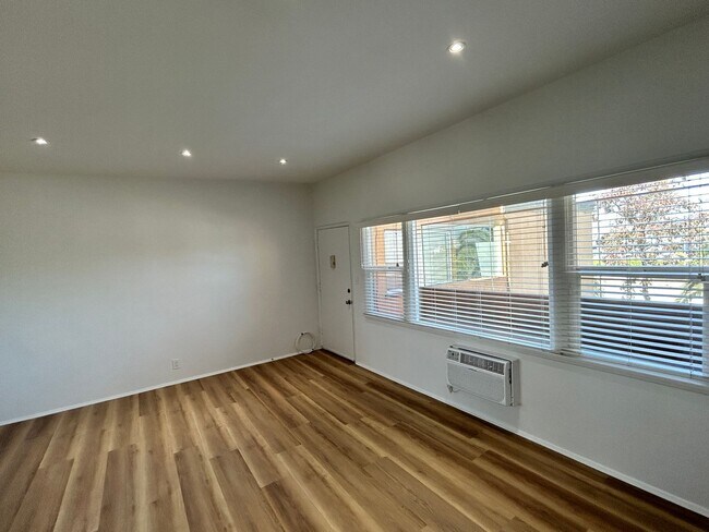 Foto del edificio - Santa Monica Coastal 1-Bed | Dual A/C & Quartz Kitchen | Minutes to SMC & Beach