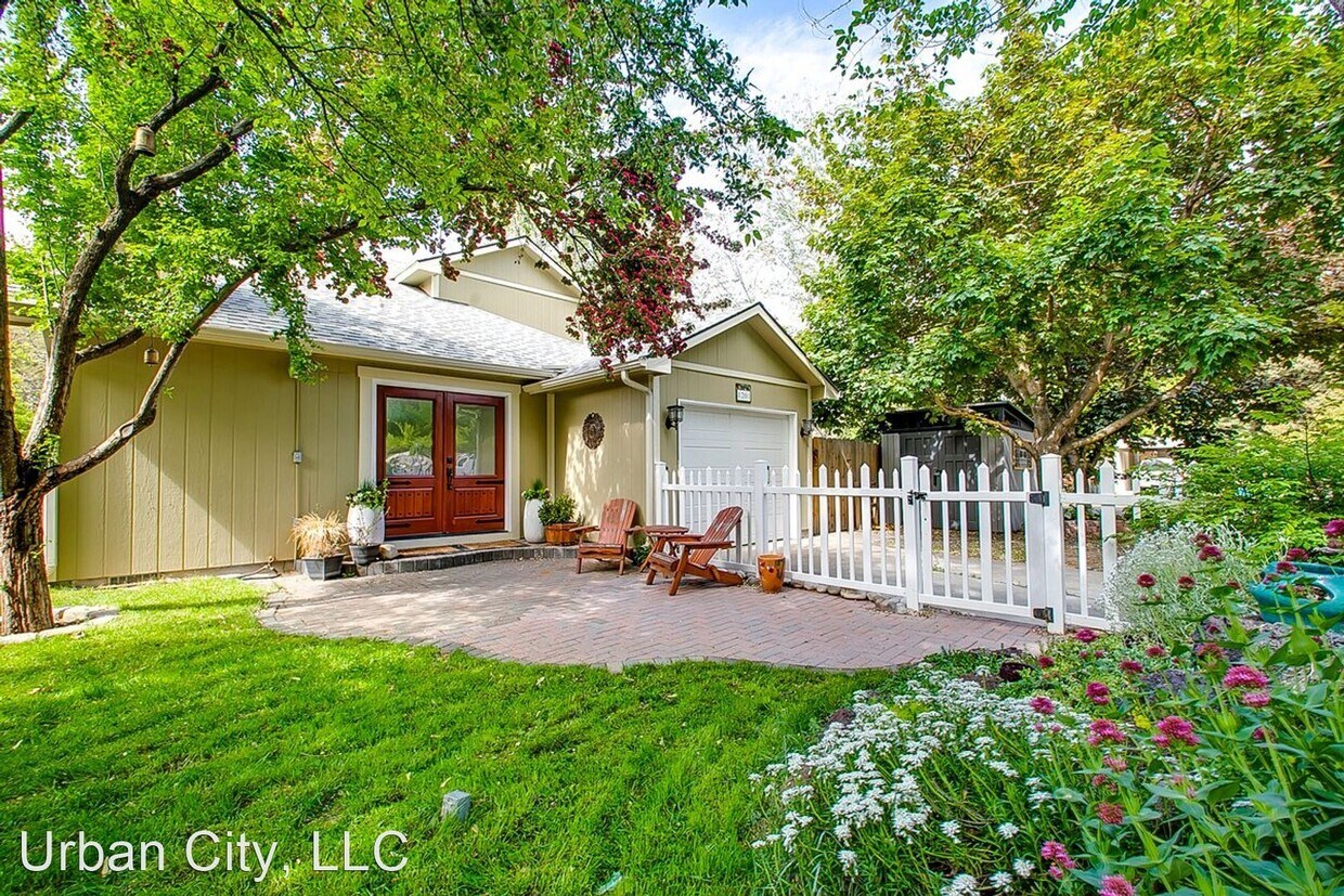 Primary Photo - 2 br, 2 bath House - 1201 E. Hays