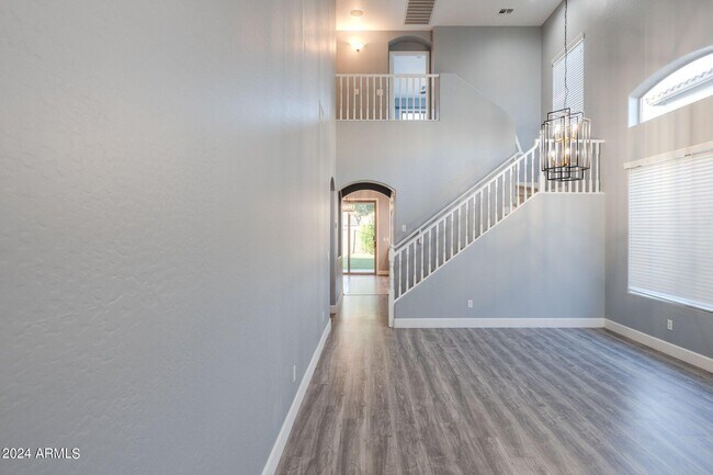 Building Photo - 1546 E Nightingale Ln