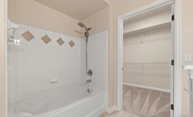 Foto del edificio - This unique and well manicured unit offers...