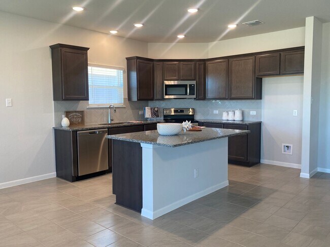 Foto del edificio - 4 BEDROOM, 3 BATHROOM FIRST MONTH FREE REN...