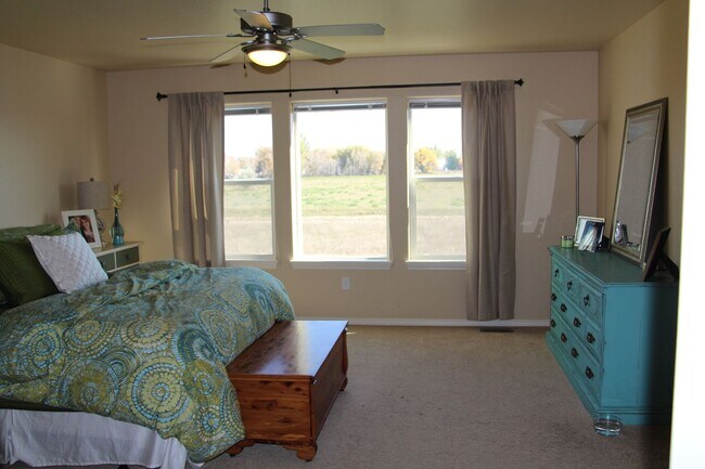 Building Photo - Spacious 3bed/2.5 Bath Single Family Home ...