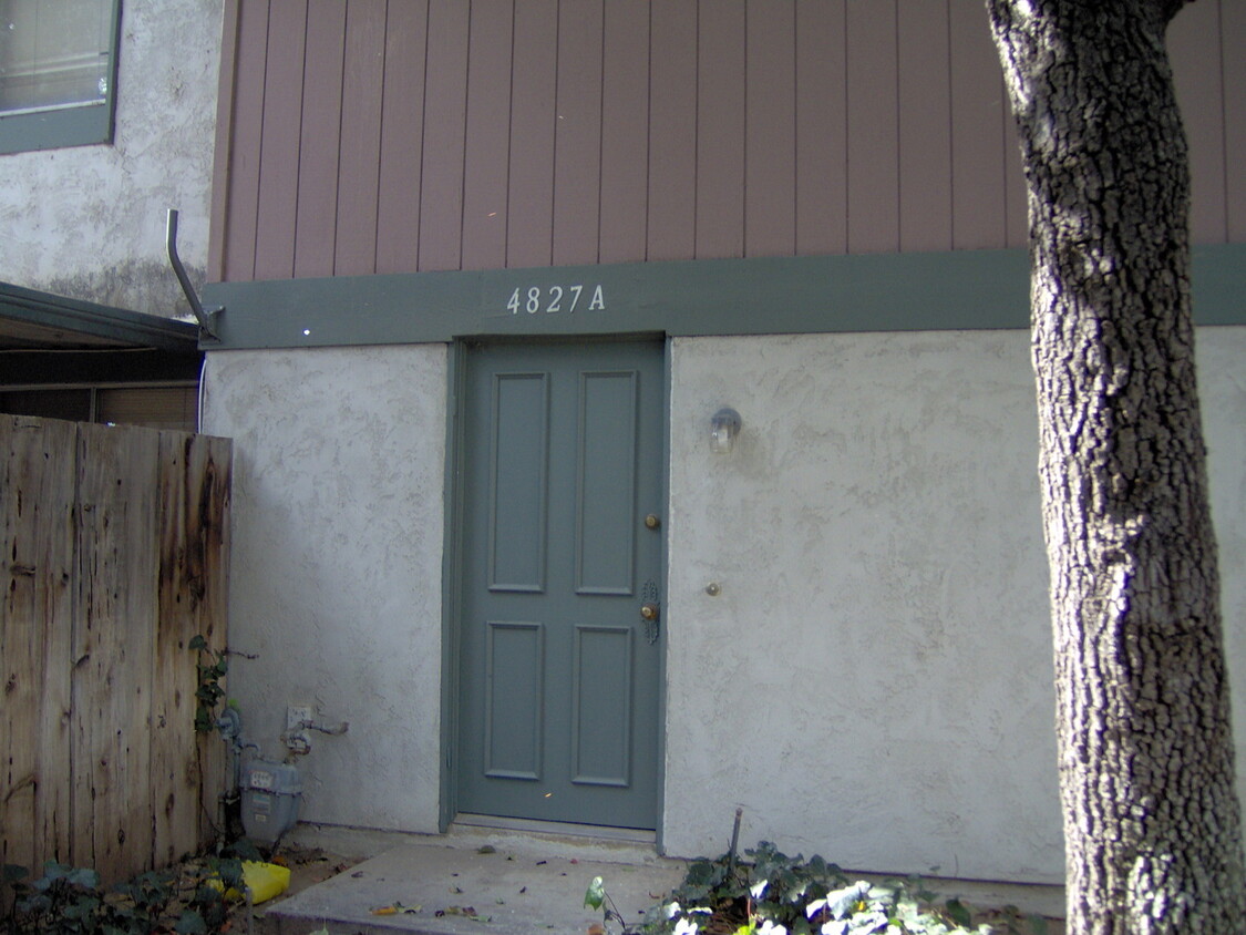 Foto principal - Cute 2 Bedroom 1 Bathroom Townhome!!!