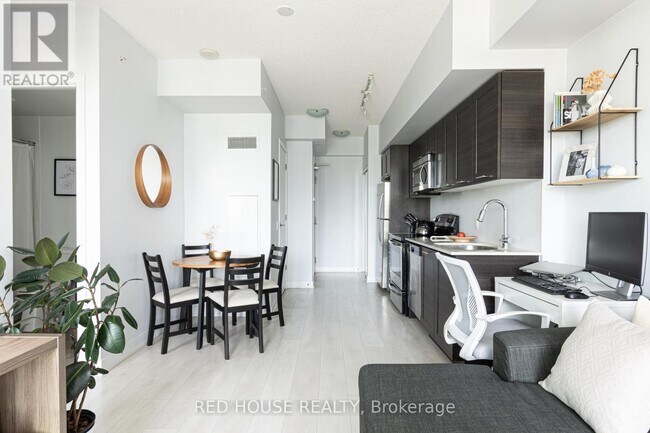 Photo du bâtiment - 2200 Lake Shore Blvd W