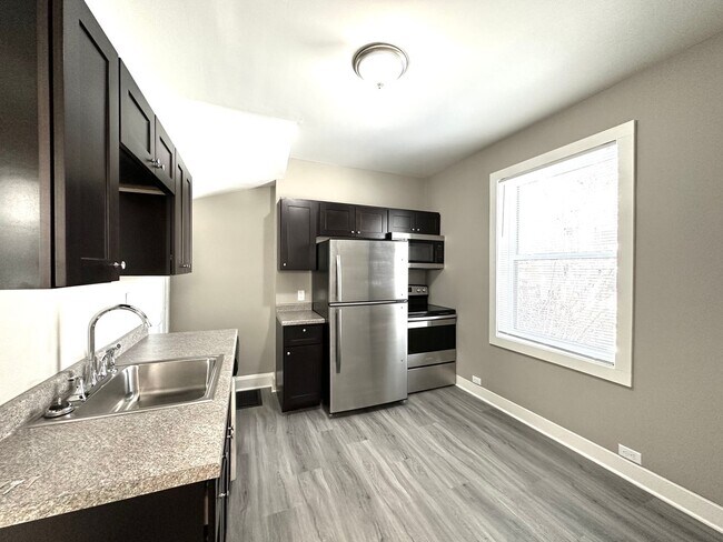 Building Photo - AVAILABLE JUNE - Beautifully Renovated 4 B...