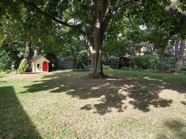 Building Photo - 825 Wauna Vista Dr