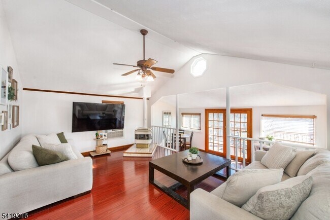 Foto del edificio - 25 Lake Rd