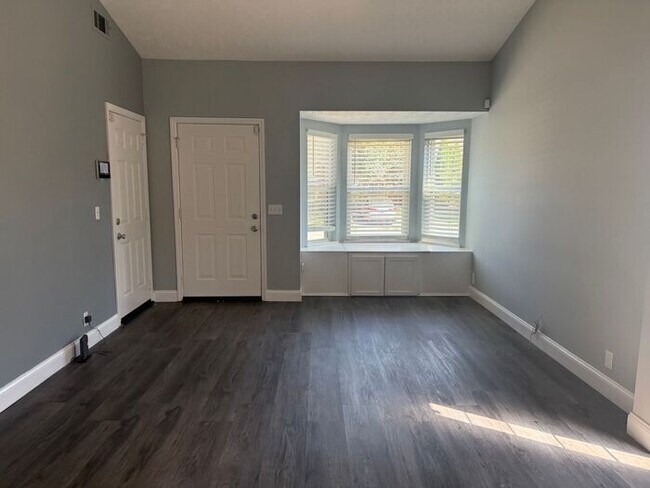 Building Photo - Cute Two Bedroom House in Donelson - Garage & Fenced Backyard