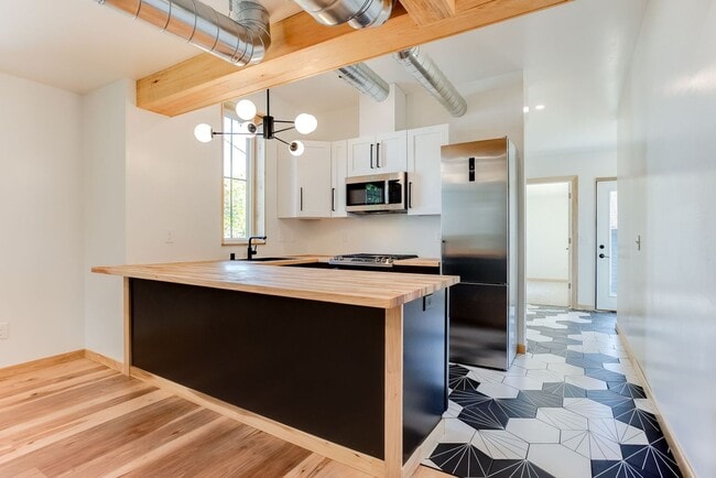 Building Photo - Gorgeous 2 bed, 2 bath 1 garage home in Li...
