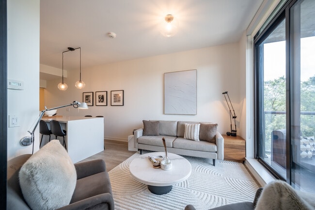 Building Photo - 2118 Bloor St W