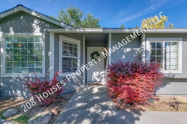 Building Photo - Immaculate single-level home w/open floor-...