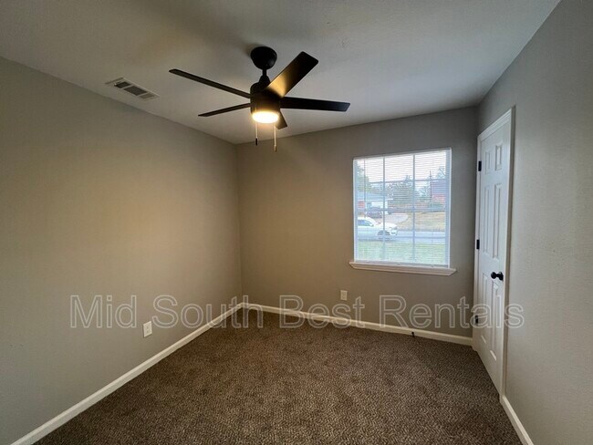 Building Photo - 862 Hackberry Ln