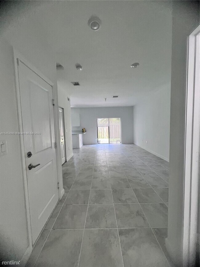 Foto del edificio - 3 br, 2.5 bath House - 21324 NE 2nd Ct # 2...