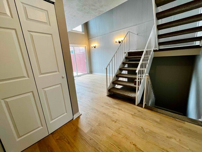 Building Photo - 31 Tilegate Glen