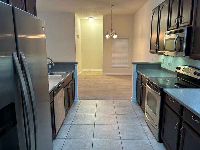 Foto del edificio - 2 Bed 2 Bath Condo in Gated Community with Balcony Views! Plenty of Amenities, Washer & Dryer and...