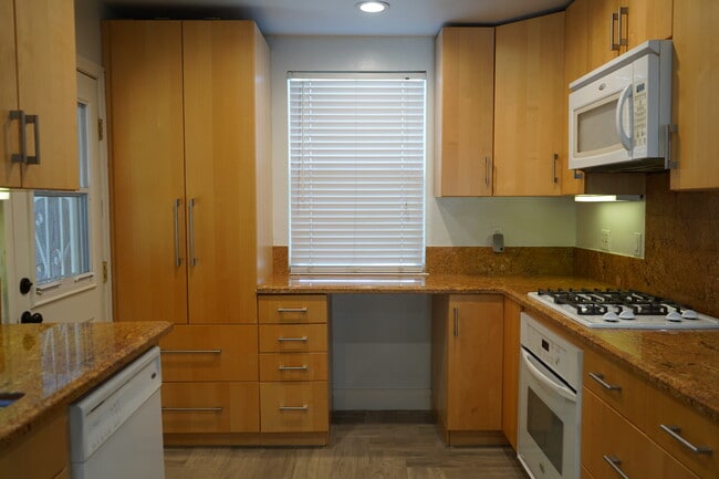 COCINA - 7857 Louise Ave