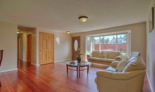 Building Photo - Charming Three Bedroom Rambler in Kent