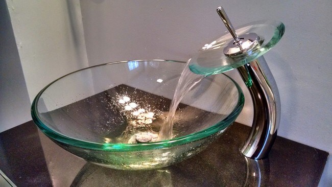 Lavabo con cascada en el baño - 208 Ontario St