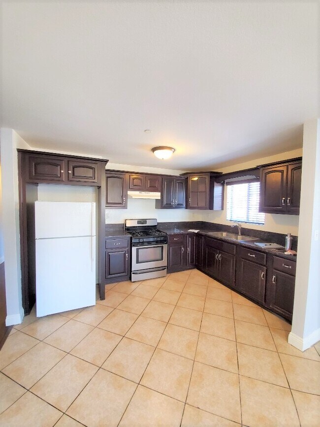 Building Photo - 1634 E Vernon Ave