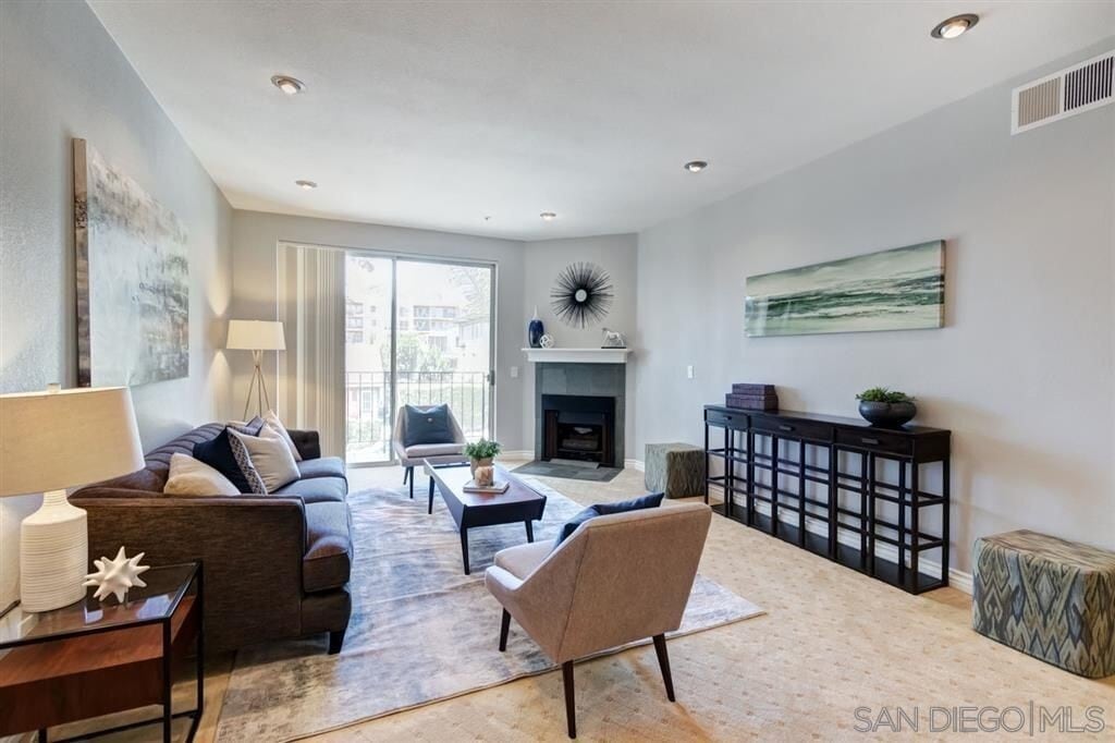 Foto principal - Spacious Bankers Hill 2/2 Condo! Walk to Balboa/Little Italy! 2 Parking Spots!