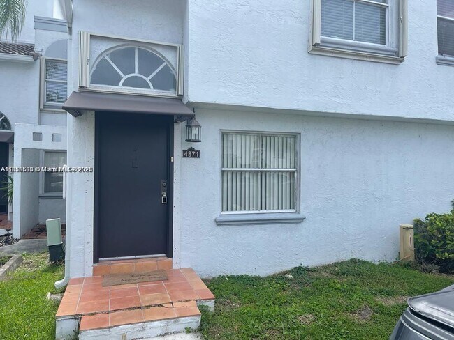 Foto del edificio - 4871 NW 97th Ct