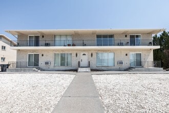 Building Photo - 716 Saturn Ave
