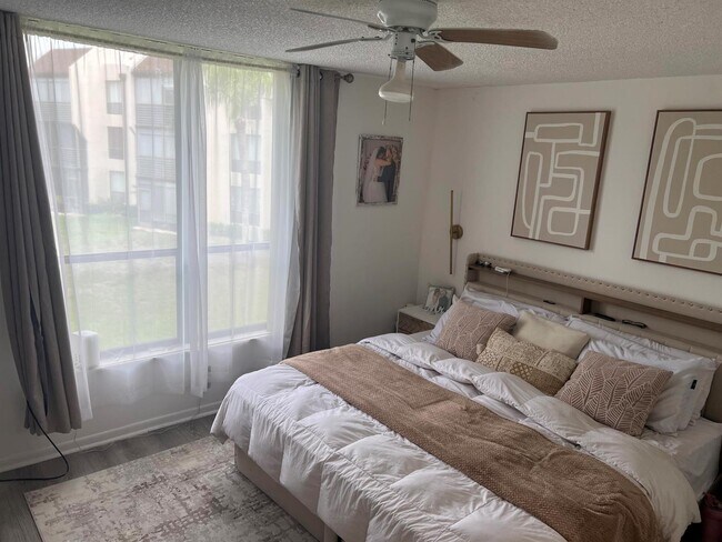 Foto del edificio - 6301 N University Dr
