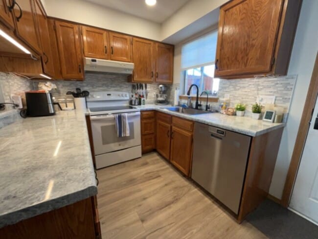 Building Photo - Charming end unit townhouse available for ...