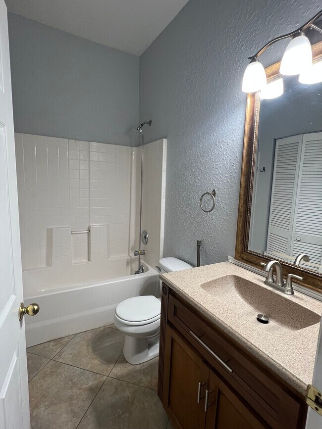 Baño de visitas - 5811 La Costa Dr
