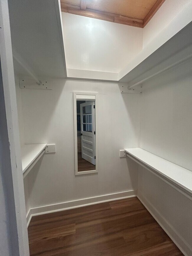 Foto del edificio - Serene 3BR Ranch with Spacious Yard & Updated Interiors