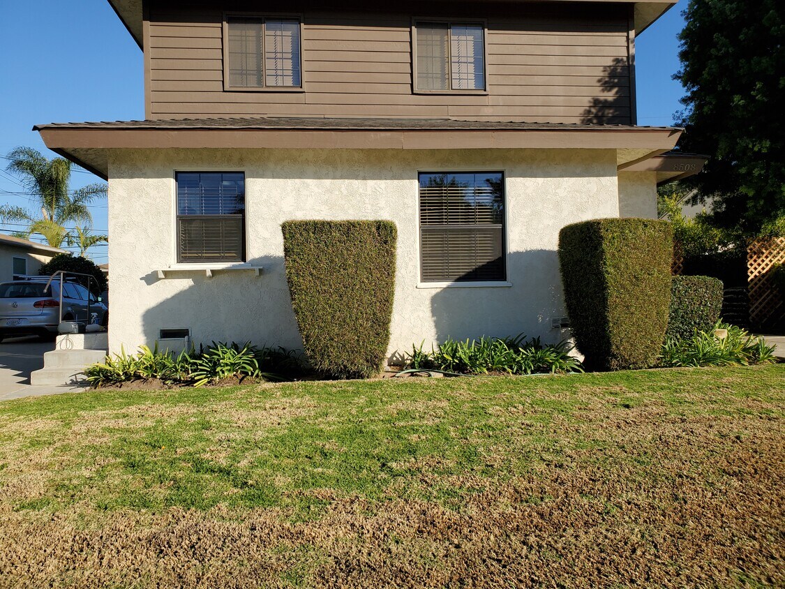 Front of building (4 units) - 8508 Lilienthal Ave