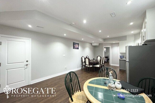 Building Photo - Renovated 2-Bedroom Suite | 900 Sq Ft | Fa...