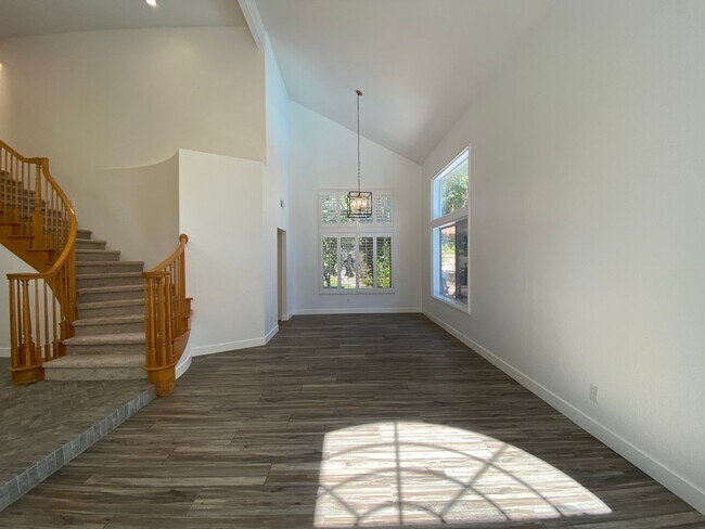 Foto del edificio - Stunning 4 bedroom Home with a Pool locate...