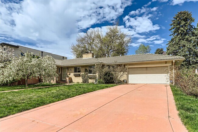 Building Photo - Stunning Hilltop Retreat for Rent: 4BR, 3B...