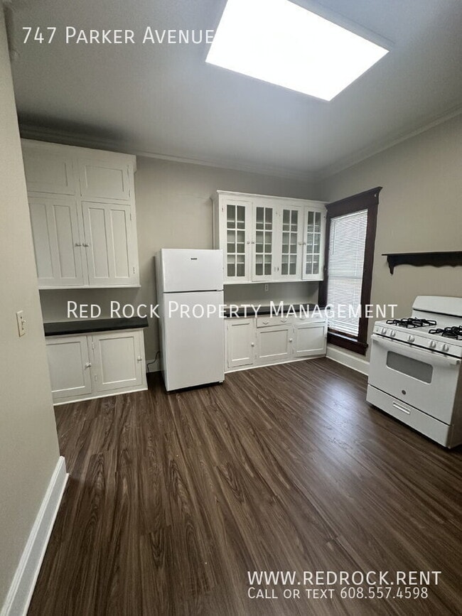 Foto del edificio - 747 Parker Ave