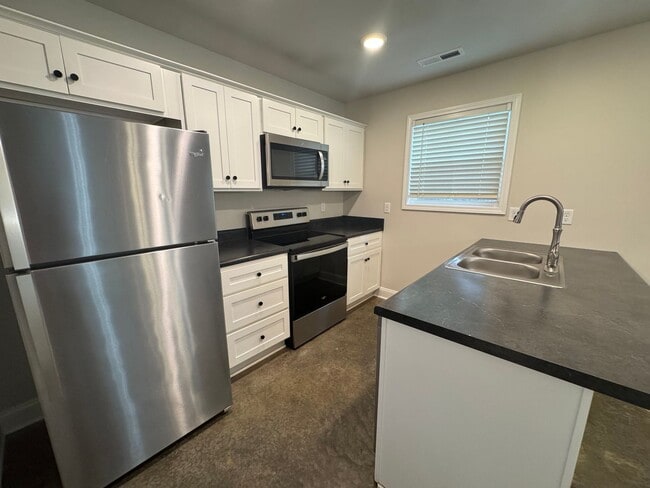 Building Photo - 5 Bedroom 2 Bathroom Home for Rent close t...