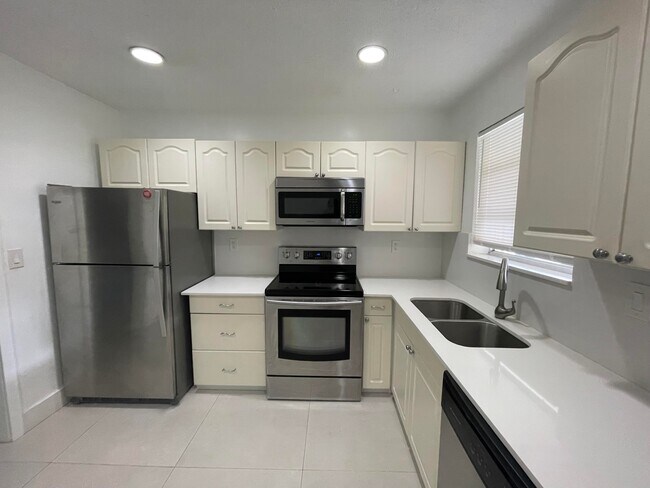 Building Photo - 930 Benevento Ave