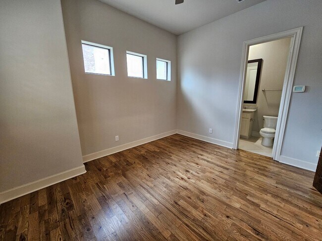 Building Photo - Absolutely beautiful... Lots of space