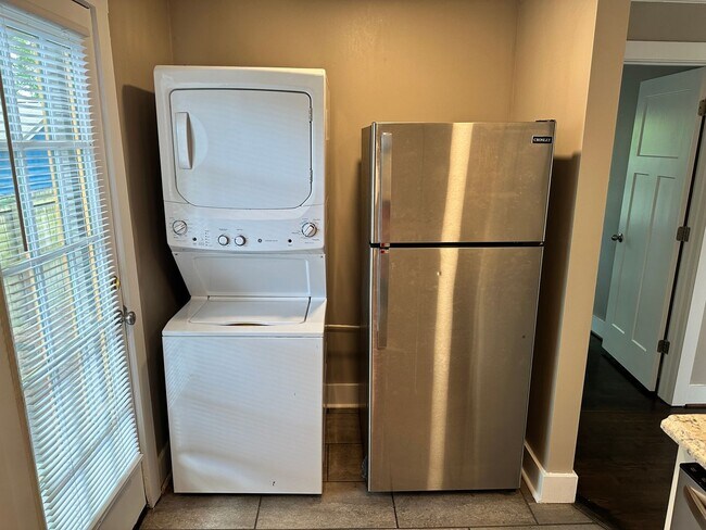 Foto del edificio - Adorable Two Bedroom Duplex in Belmont Com...