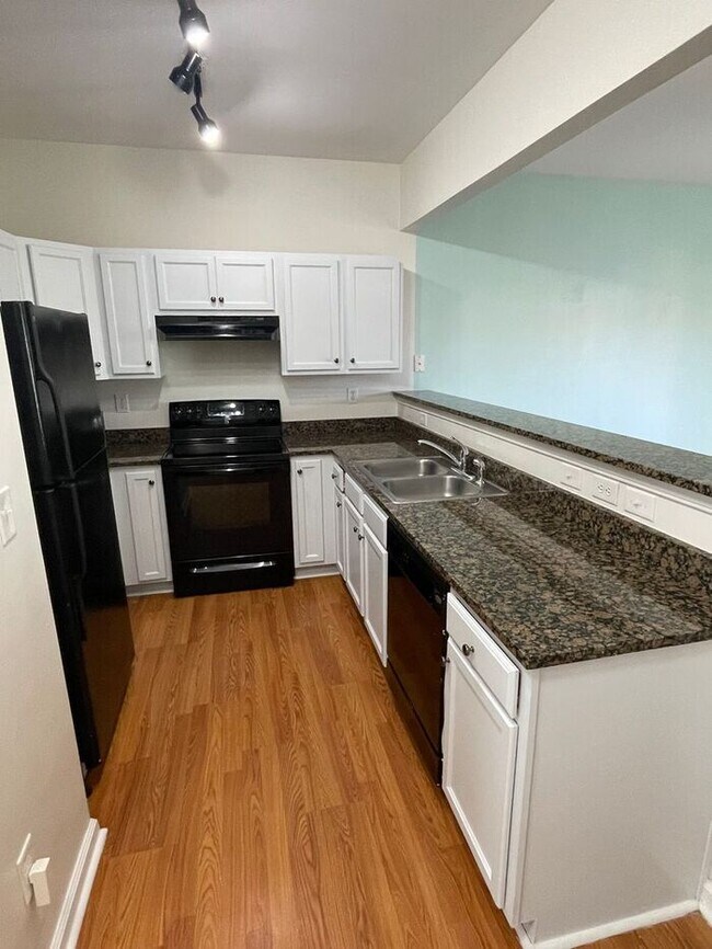 Foto del edificio - 2BR Townhome w/ Deeded Parking, In-Unit W/D, Patio in Optimist Park