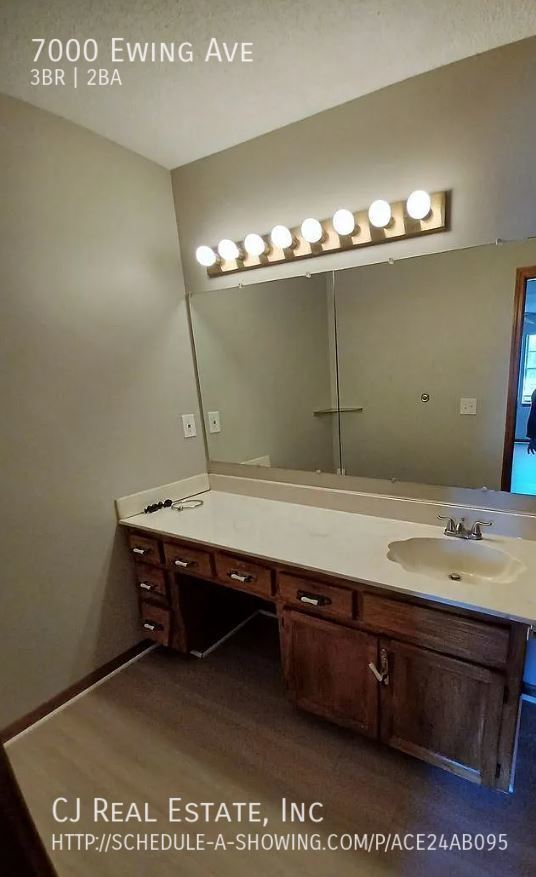 Foto del edificio - 7000 Ewing Ave