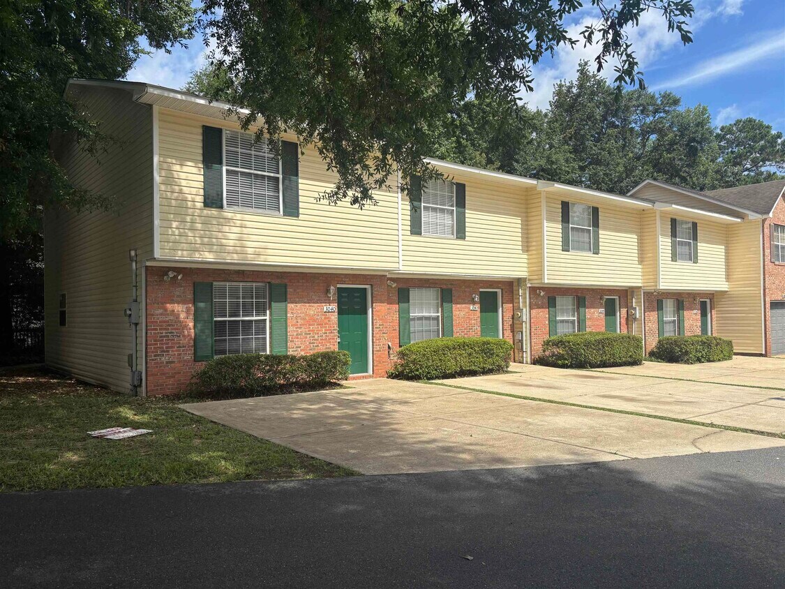 Primary Photo - 3040 Camelliawood Cir E