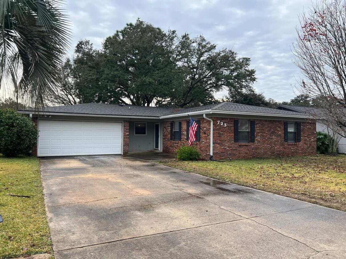 Foto principal - 723 Clark Dr