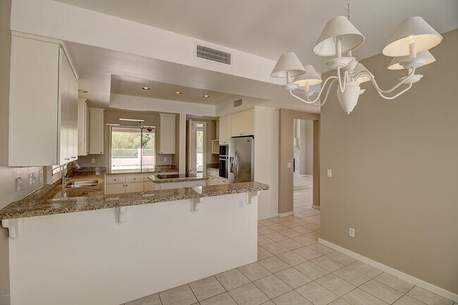 Building Photo - 3030 E Sierra Vista Dr