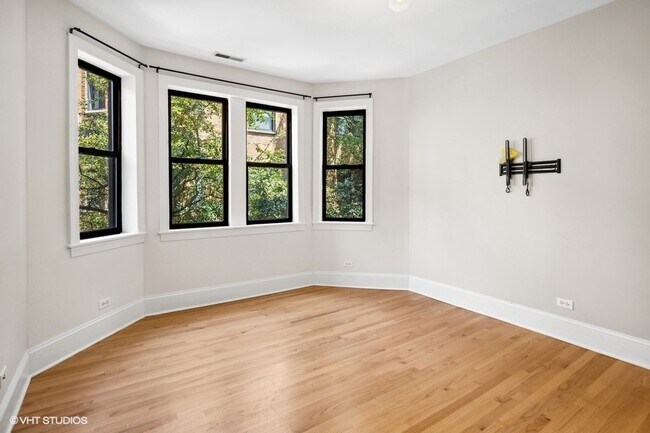 Building Photo - 7635 N Greenview Ave
