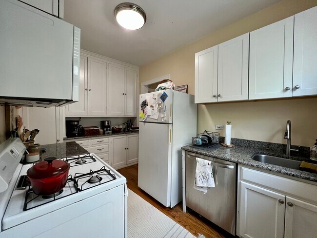 Foto del edificio - 821 Forest Ave