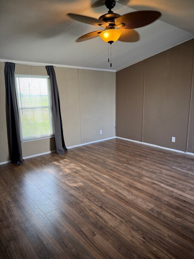 Foto del edificio - 204 E 1st St