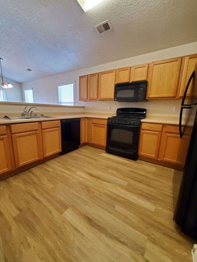 Building Photo - MOVE IN SPECIAL!!!  Cute 3 bed 2 bath in H...