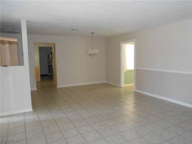 Building Photo - 1406 Alwynne Dr S
