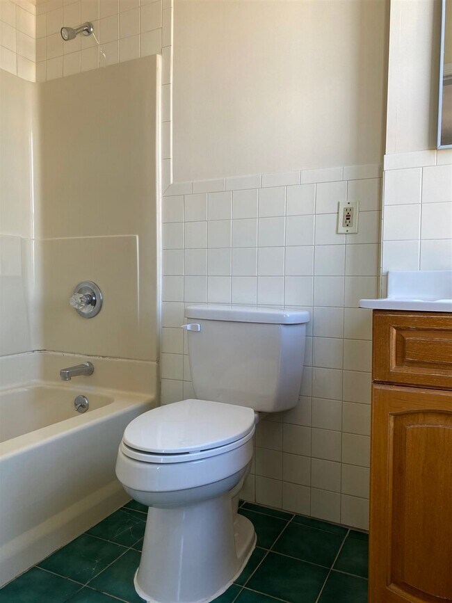 Foto del edificio - 228 Ogden Ave